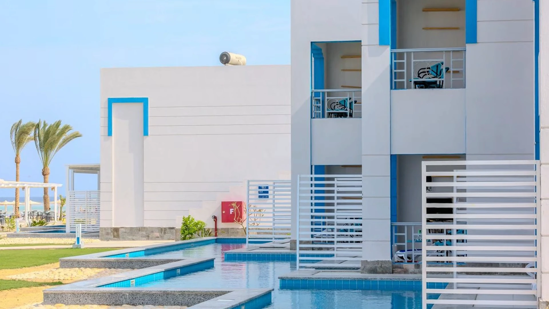 Swim-up-Becken an den Zimmerterrassen – Casa Blue Resort