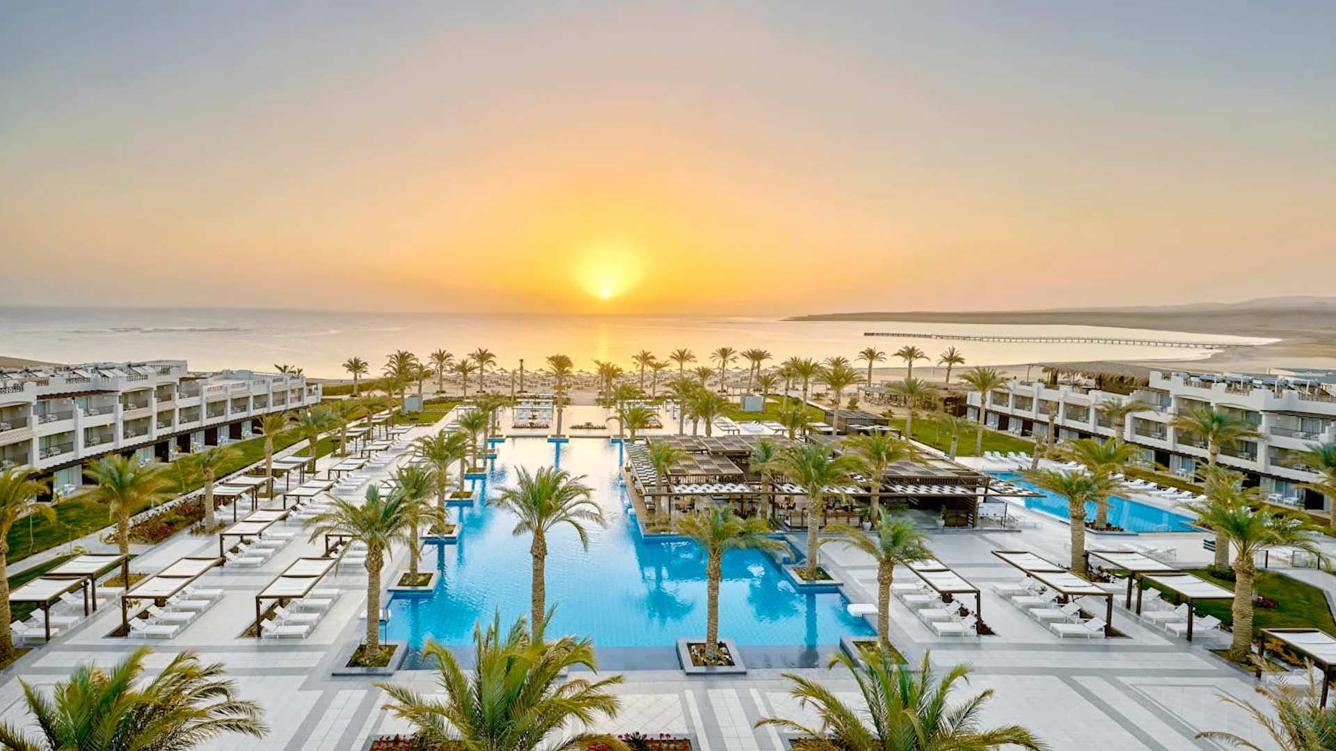 Poolanlage und Marsa-Mubarak-Bucht im Morgenlicht – JAZ Costa Mares