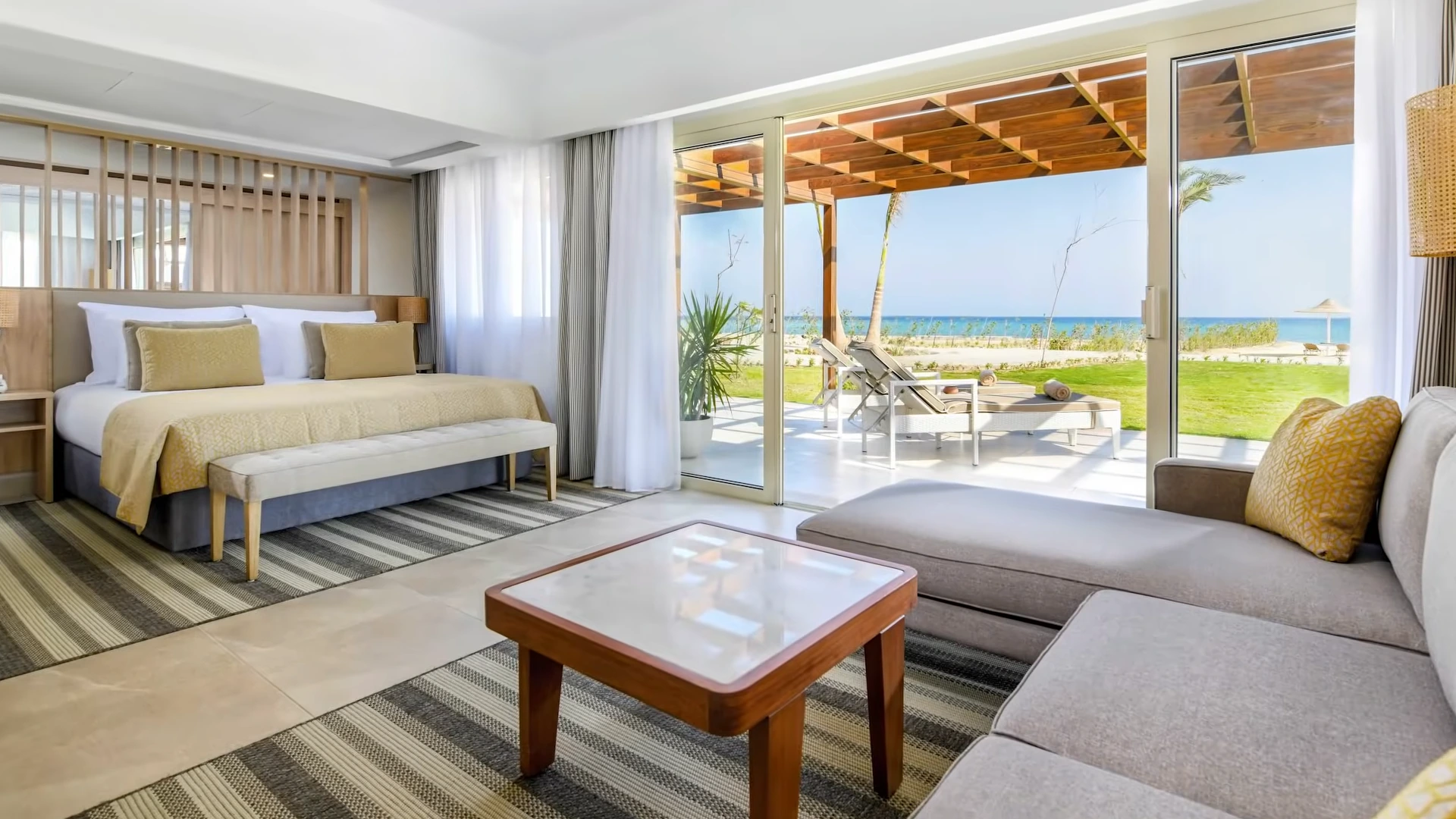 Schlaf- und Wohnbereich mit Gartenterrasse – JAZ Costa Mares