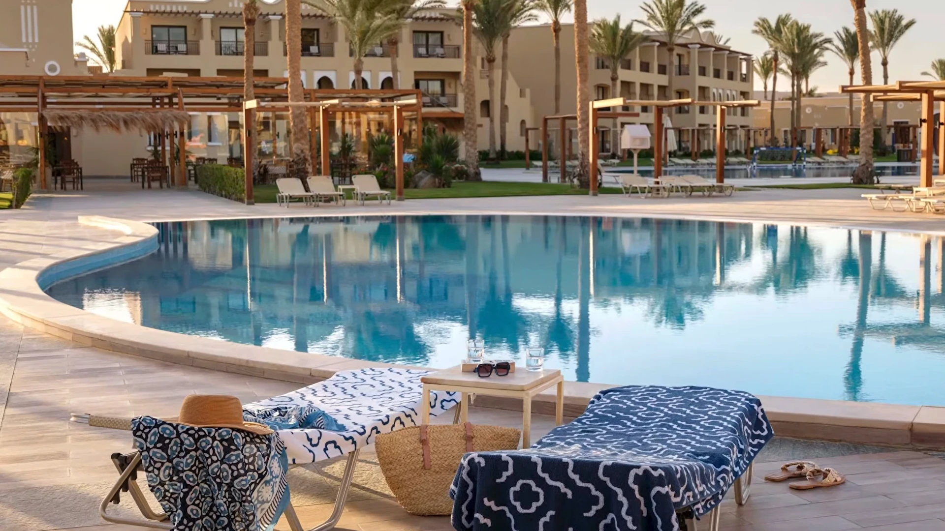 Poolanlage mit Liegen und Hotelgebäuden – TUI BLUE Samaya