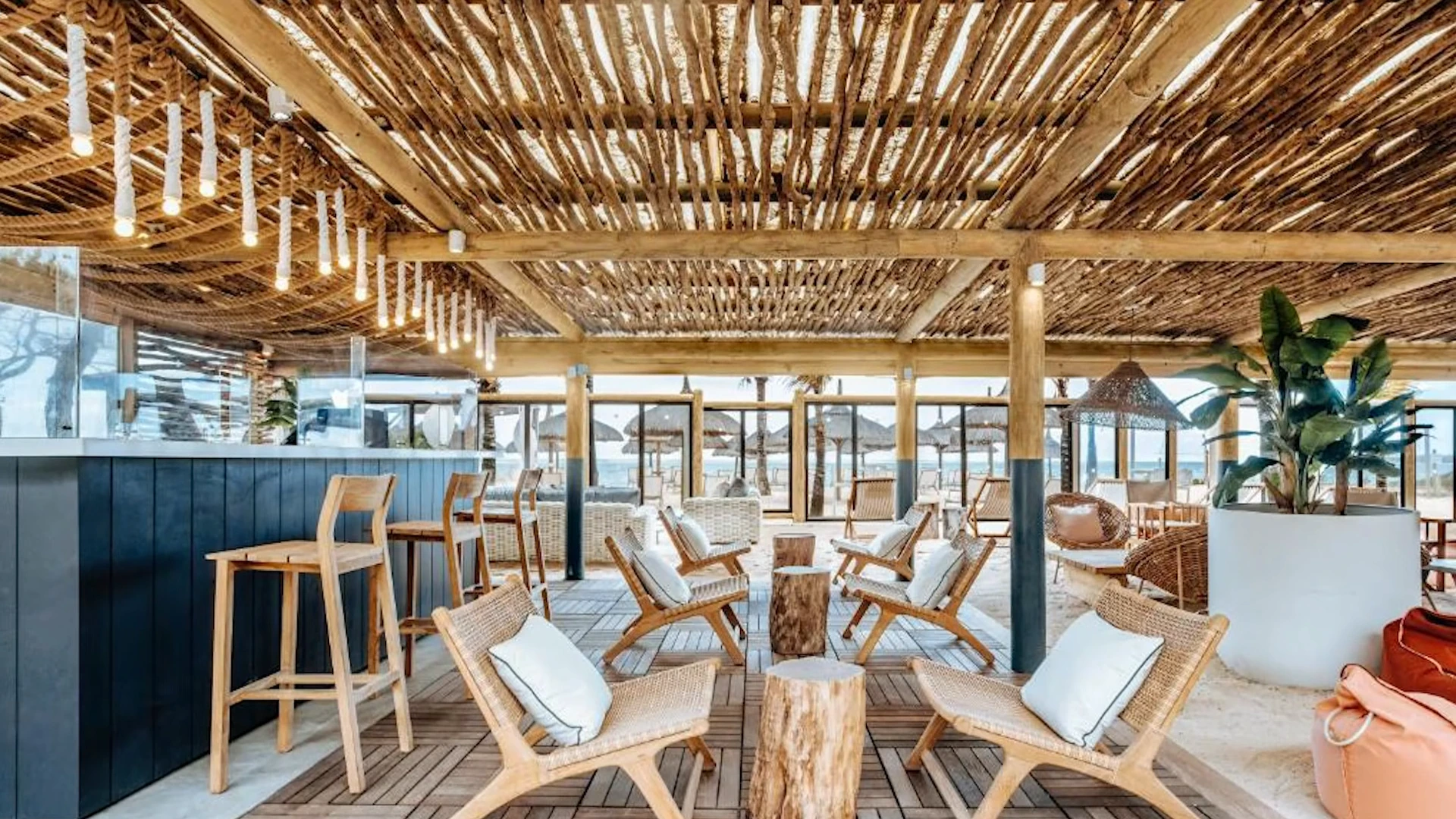 Friday Attitude: Sitzbereich der Strandbar
