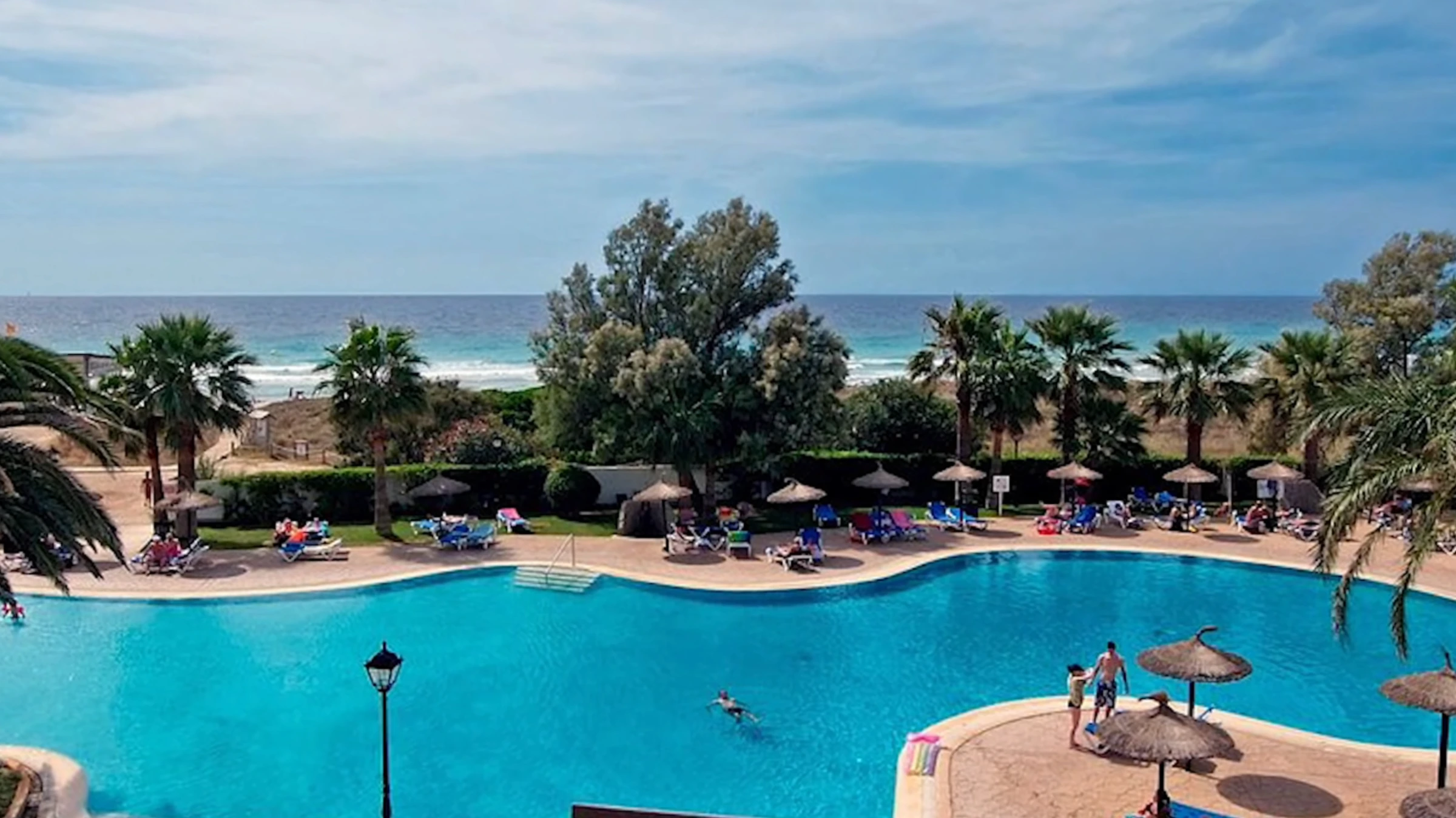 Lagunenpool mit Blick zum Strand von Son Bou