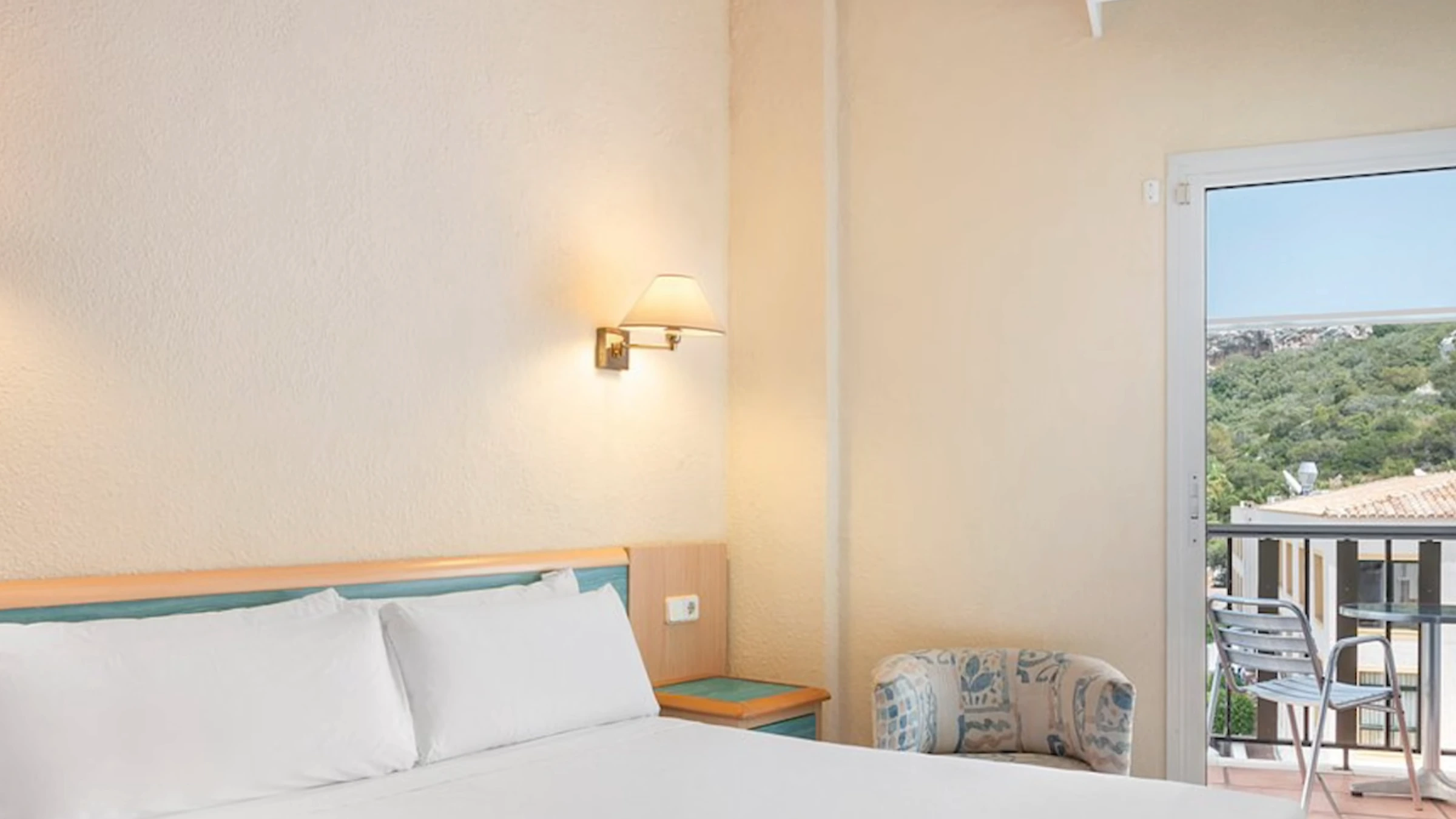 Doppelzimmer mit möbliertem Balkon