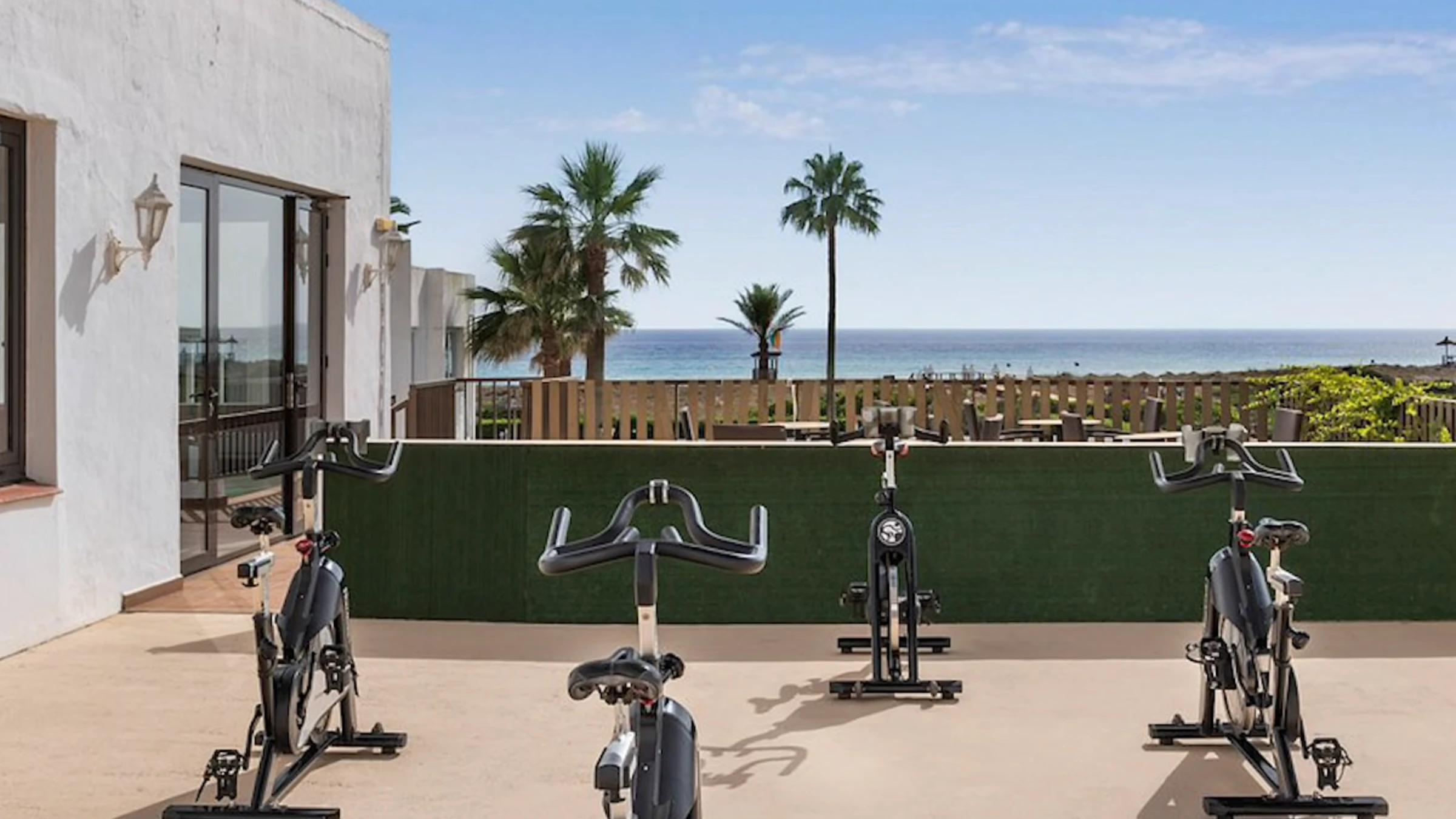 Fitnessbereich mit Blick zum Meer