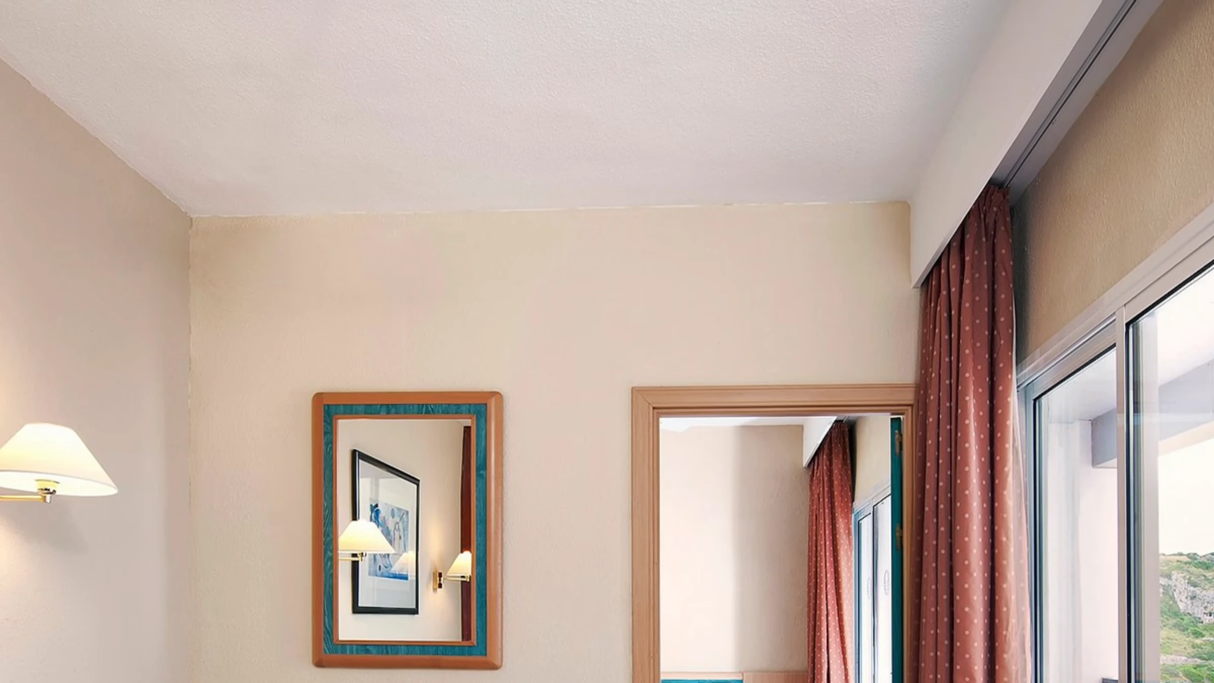 Helles Zimmer mit möbliertem Balkon