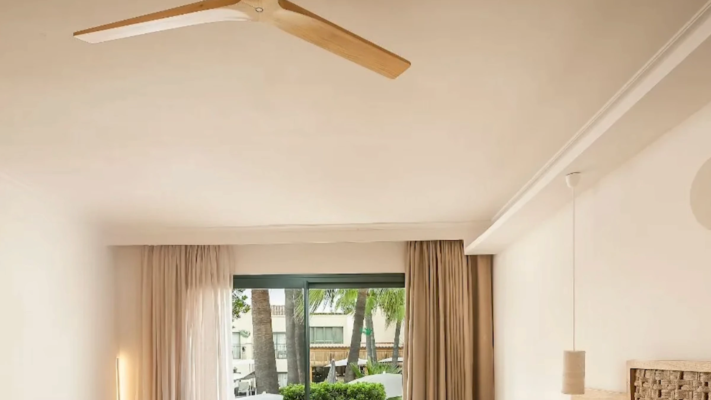 Helles Zimmer mit Blick in den Garten