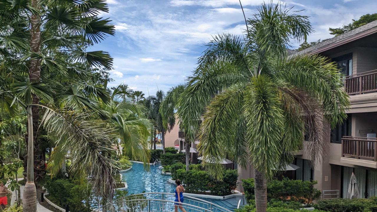 Pool und Garten im La Flora Khao Lak