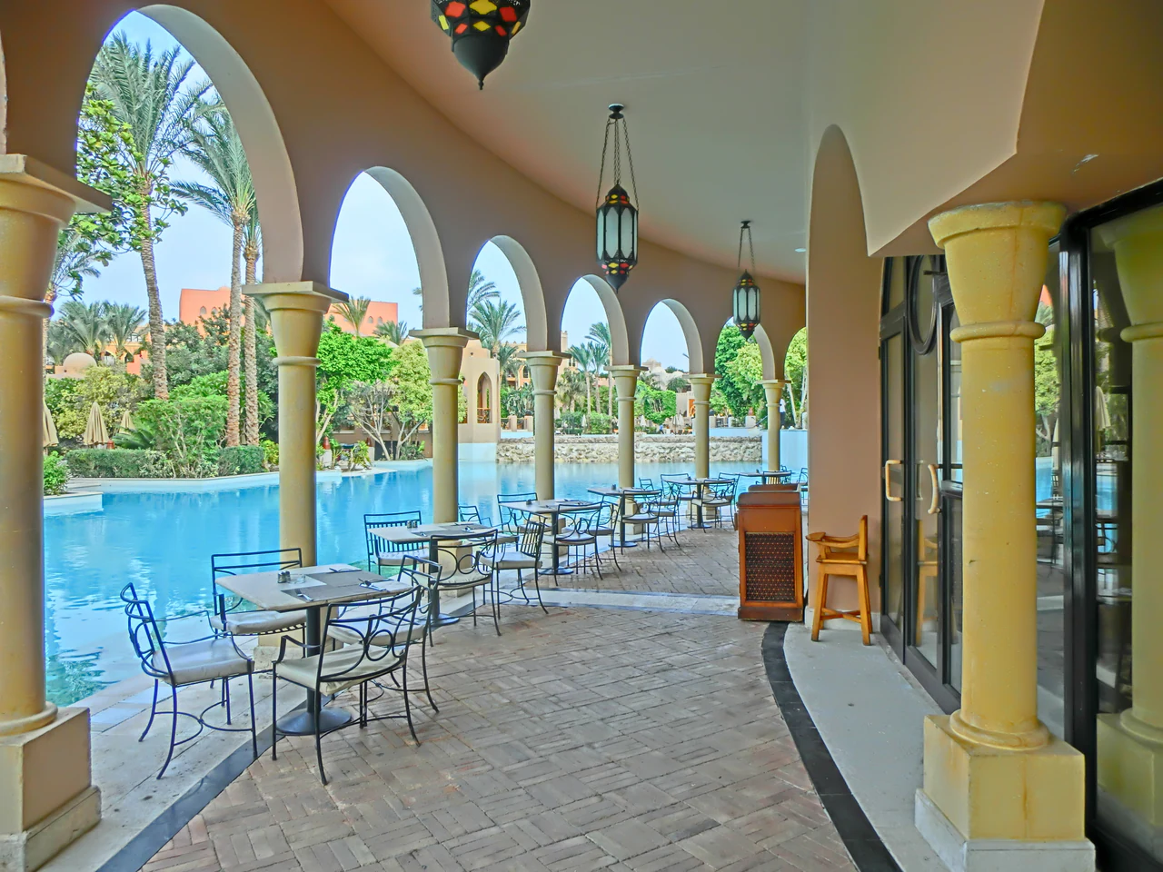 Weitwinkelansicht der Hotelanlage des Makadi Palace
