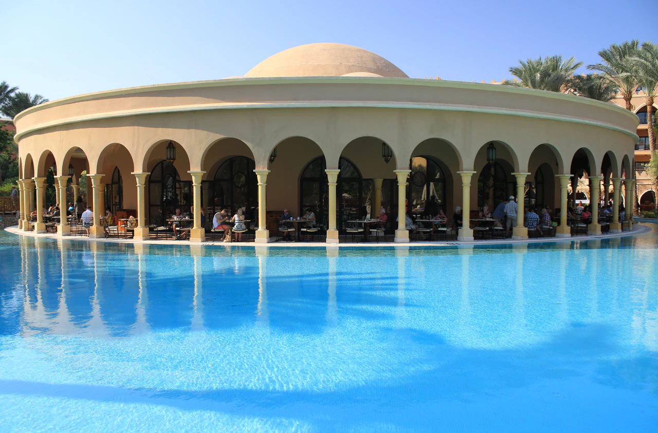 Großer Poolbereich im Makadi Palace in Ägypten