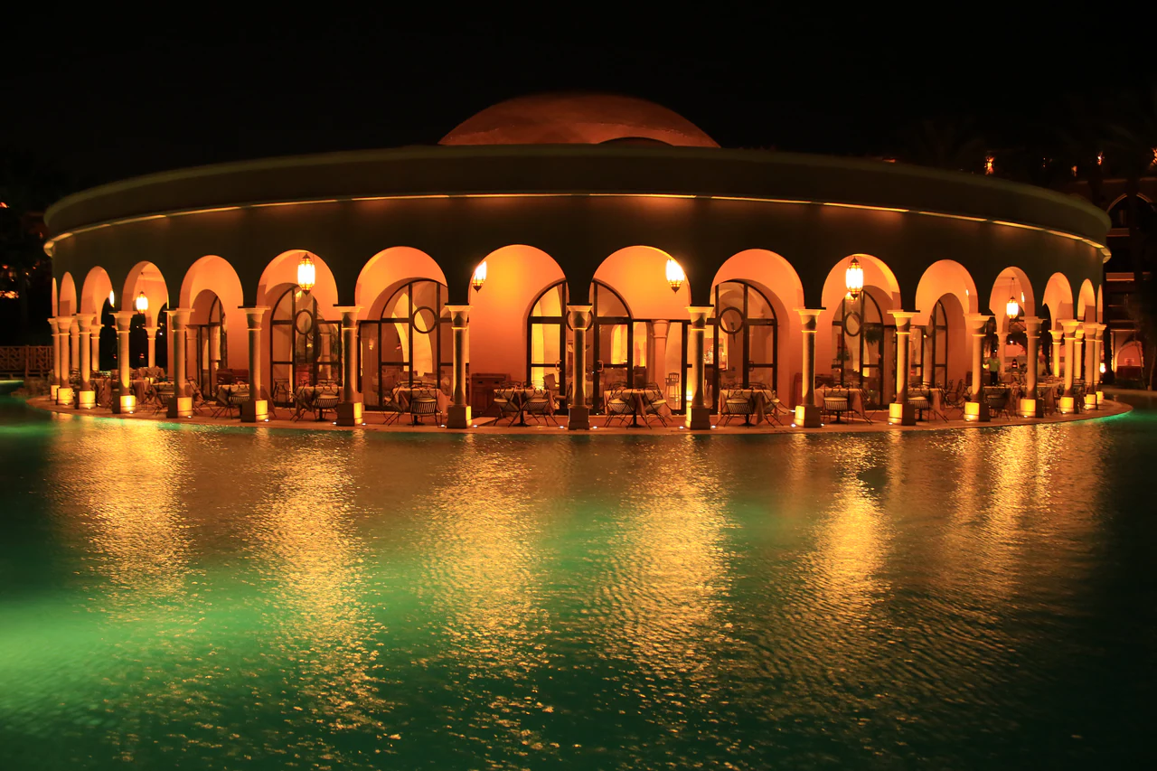 Beleuchtete Außenanlage des Makadi Palace am Abend
