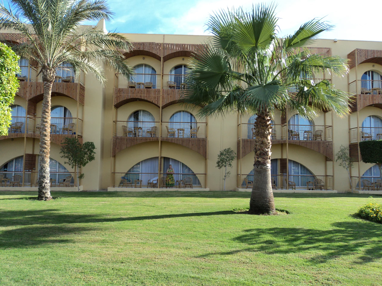 Hotelgebäude 6 und Gartenanlage des Desert Rose Resort Hurghada