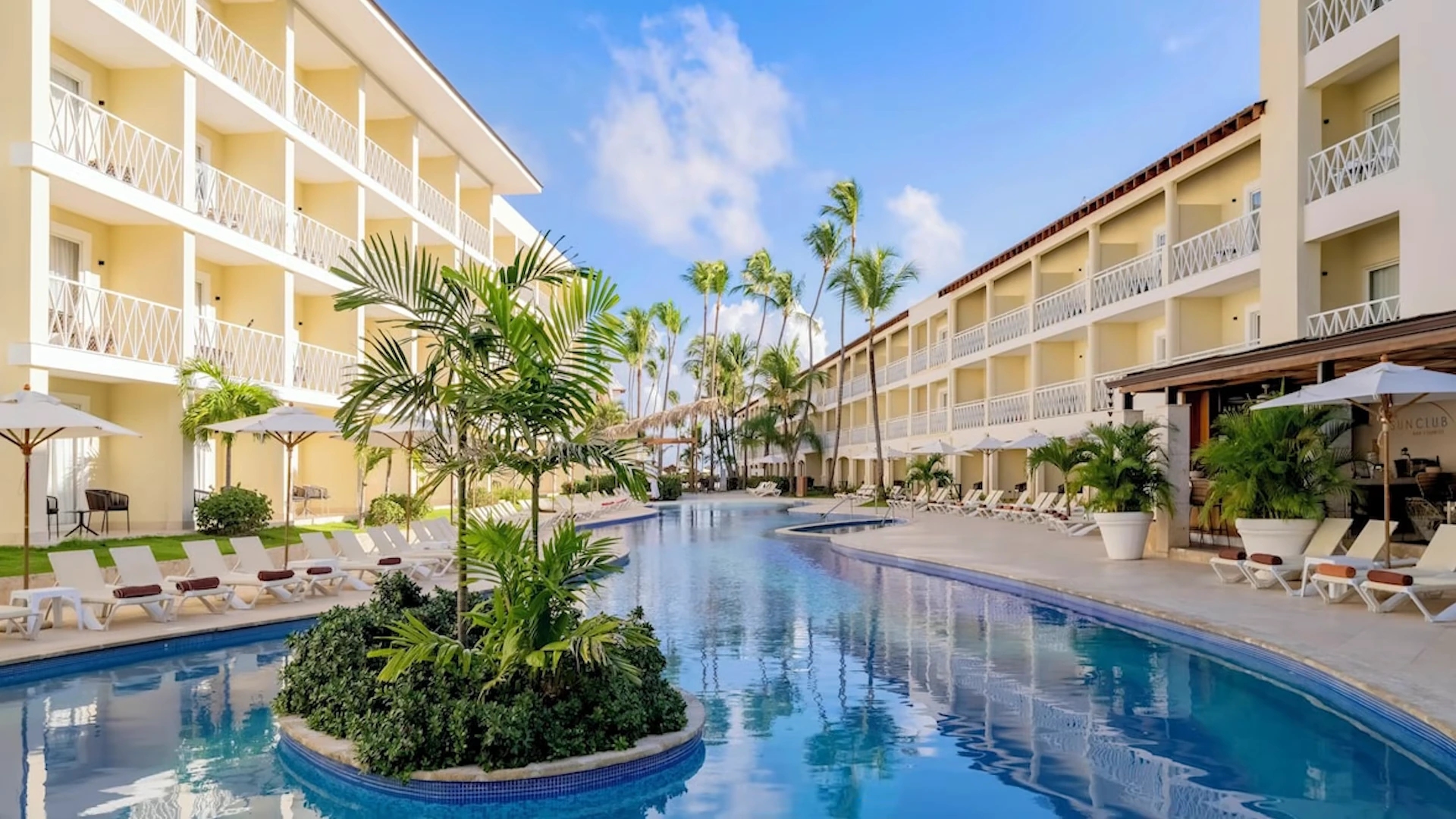 Sunscape Coco Punta Cana: Pool und Hotelgebäude