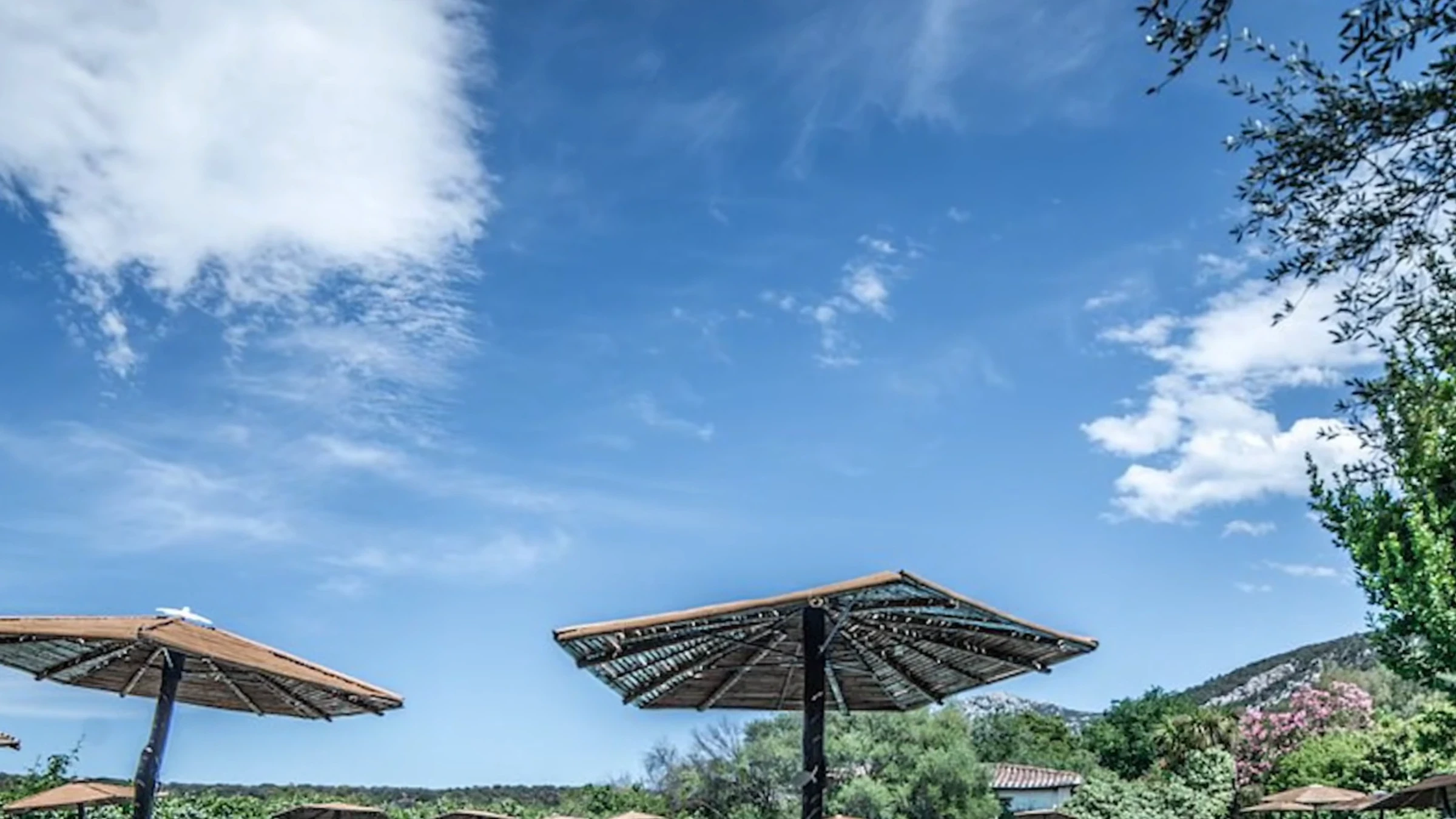 Pool- und Gartenbereich im Su Gologone Experience Hotel