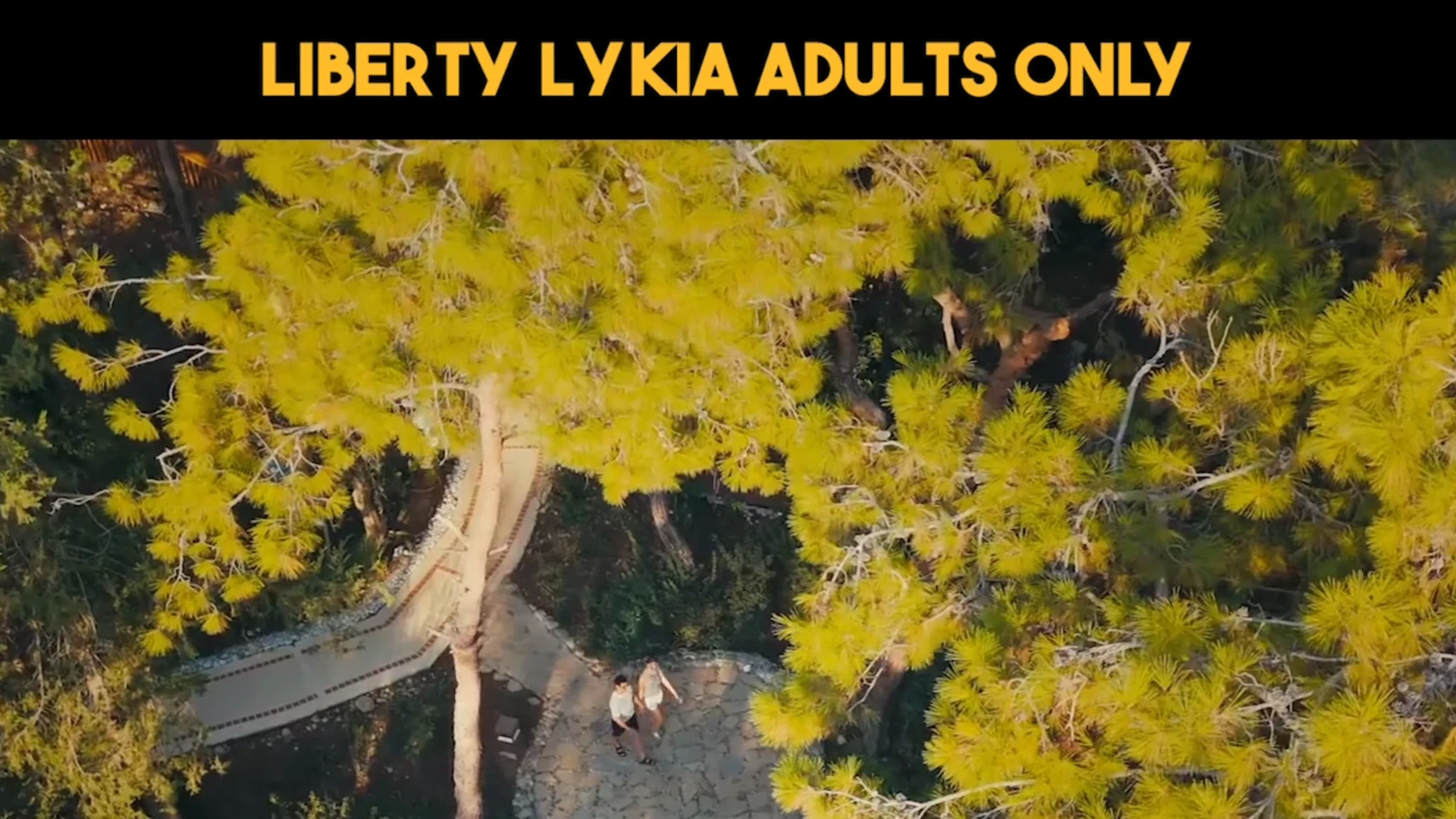 Weg durch den Pinienwald des Liberty Lykia Adults Only