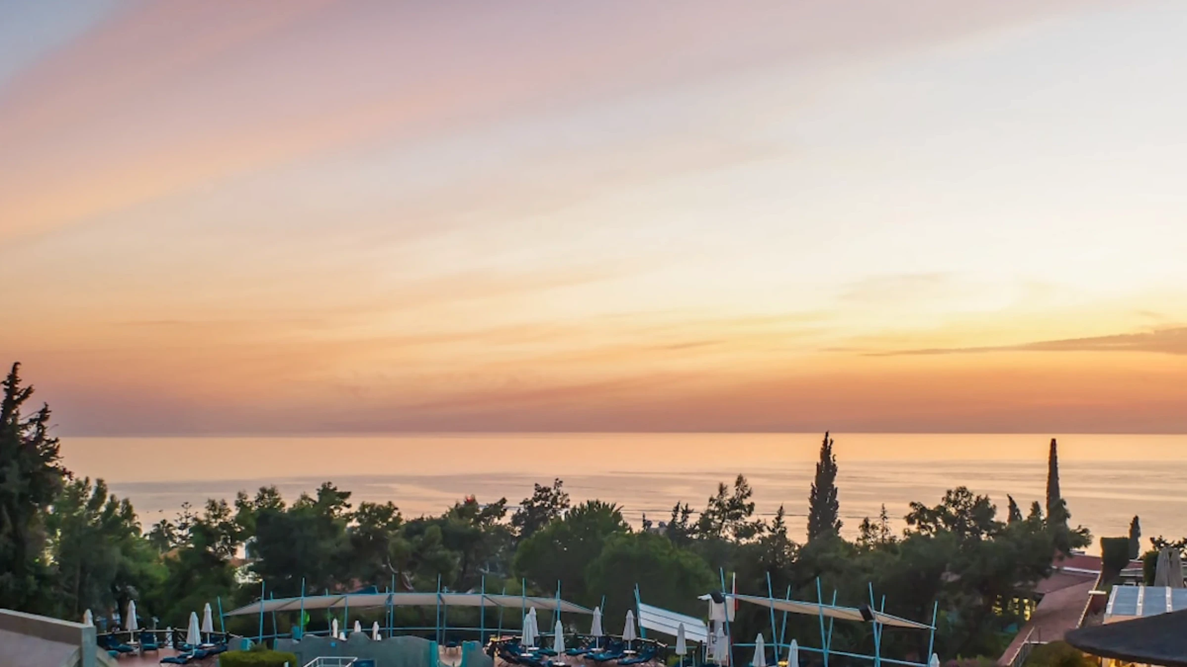 Sonnenuntergang am Pool des Liberty Lykia Adults Only