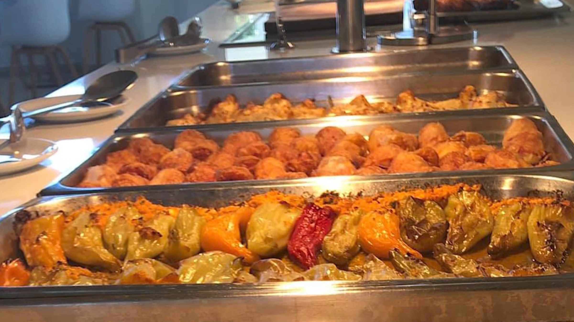 Buffet mit griechischen Gerichten
